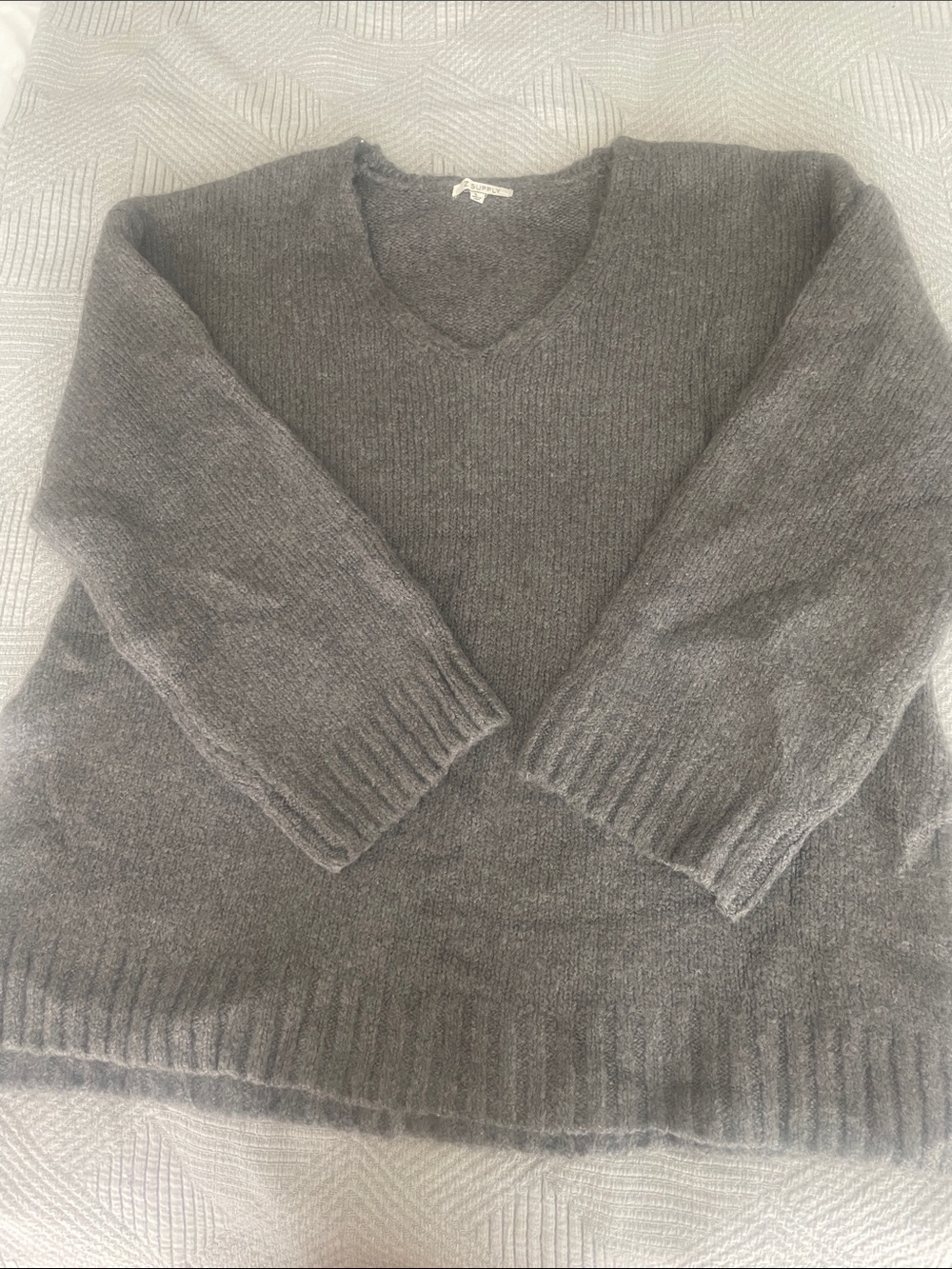 Z Supply Grey cozy knit sweater w/V neck. Looks and feels hand knit.